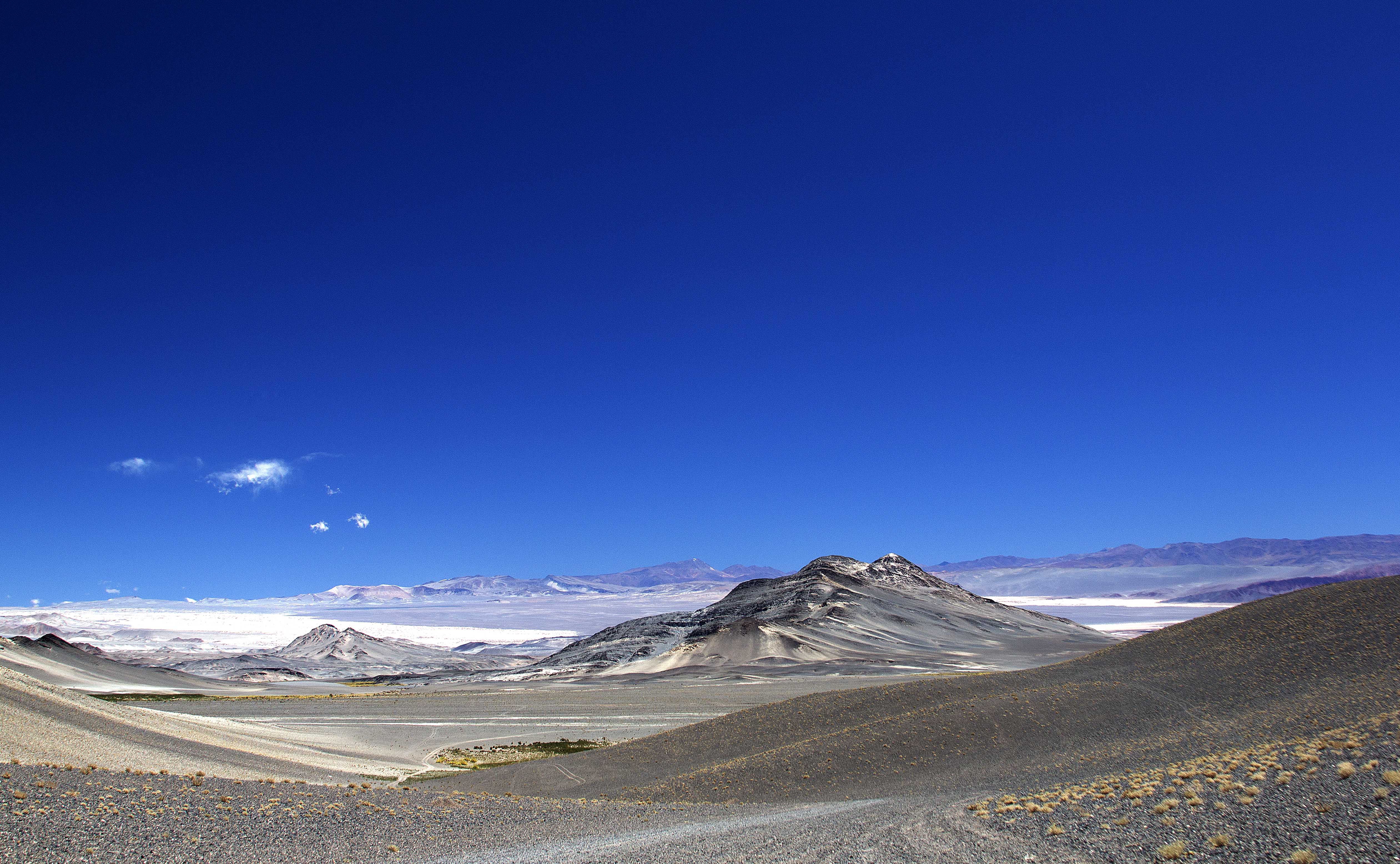 descida da cratera do vulcão Galán, Puna Argentina