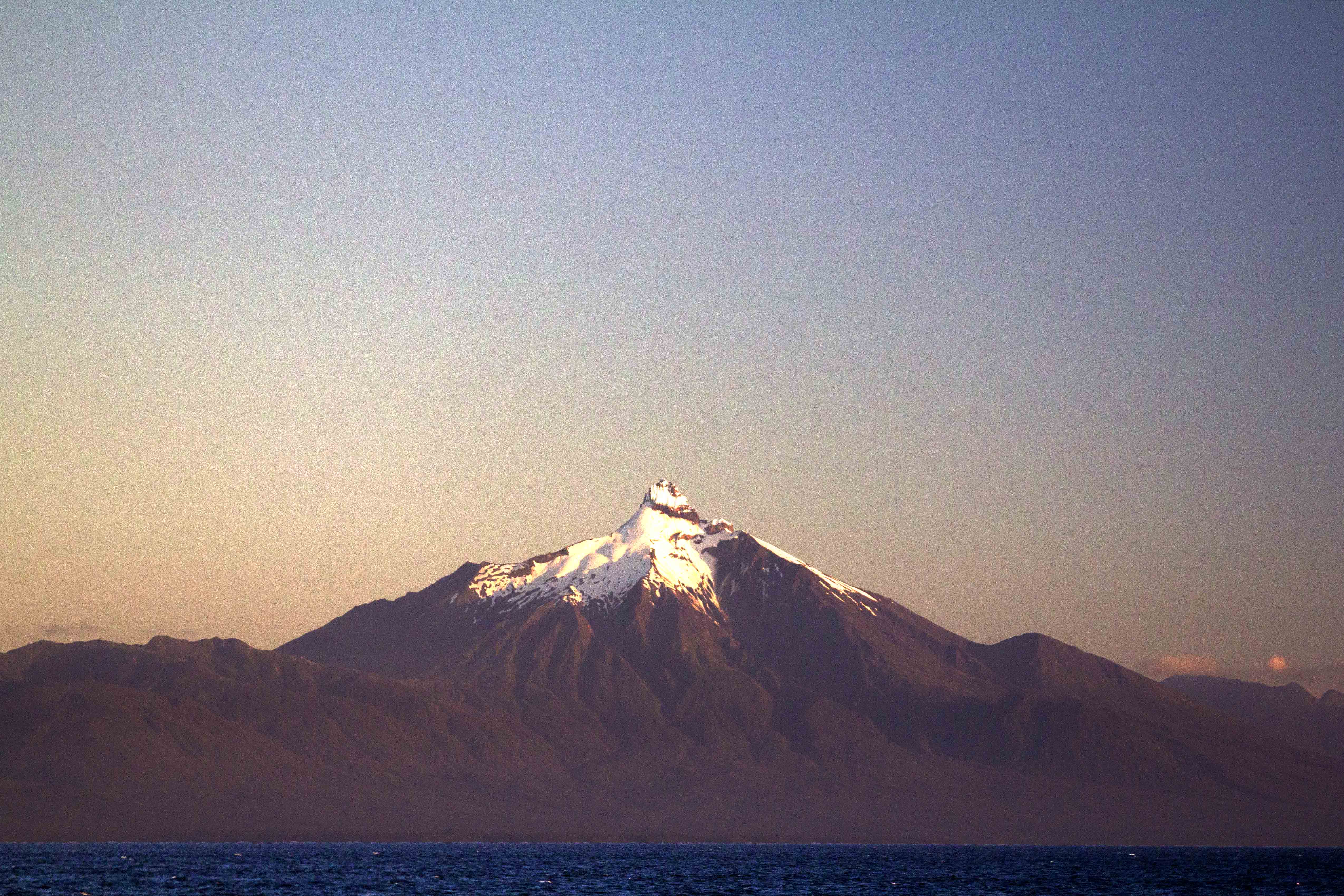 Vulcão Corcovado visto do transbordador para Chaittén
