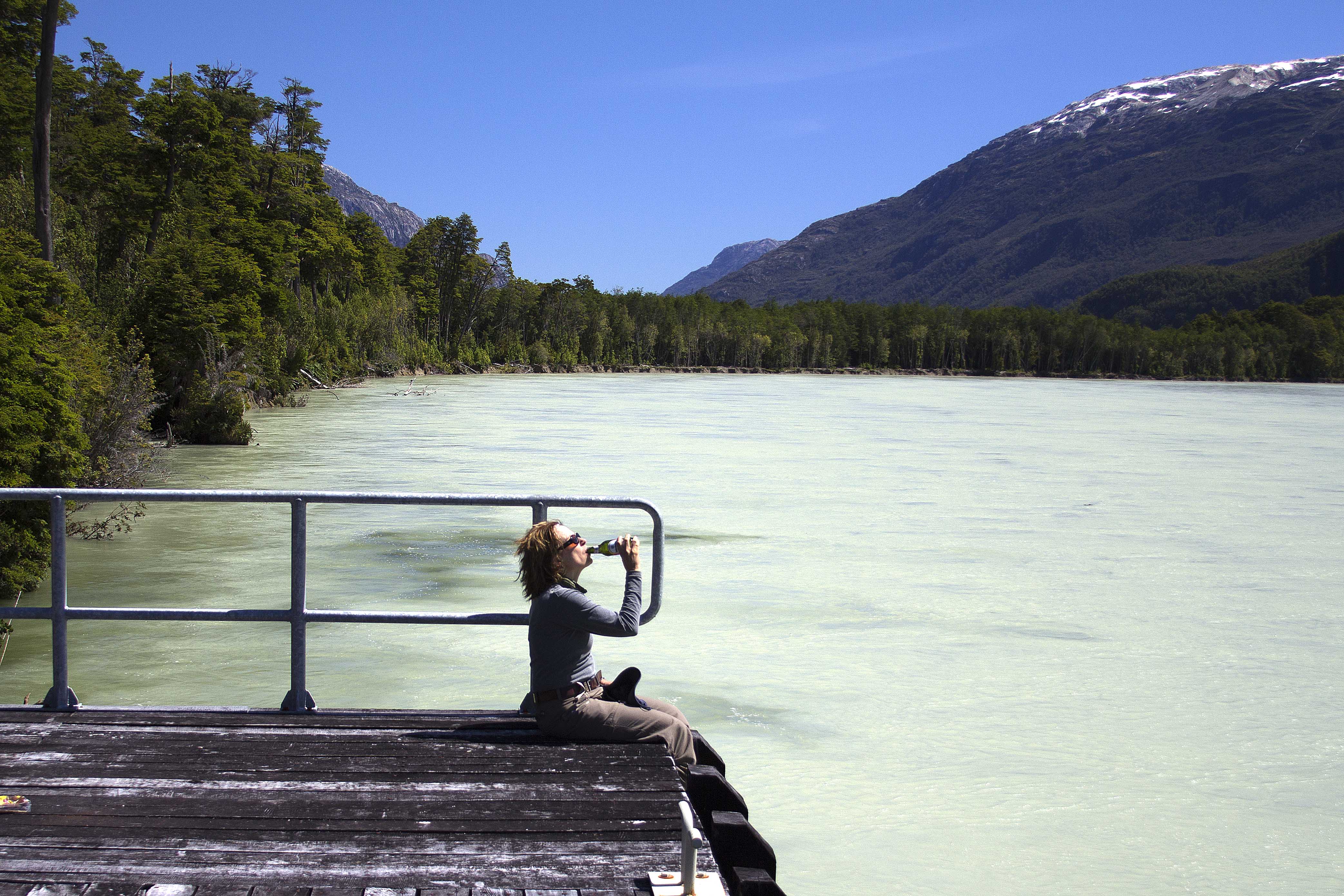 Rita bebendo cerveja Kunstmann
